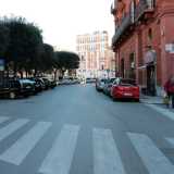 Il nostro viaggio inizia da piazza Massari, storica zona verde che divide il borgo antico da quello nuovo